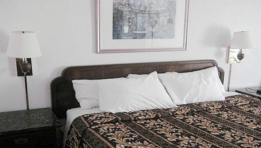 Executive Inn Dallas Room photo
